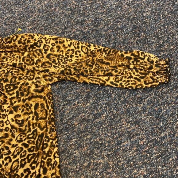 Isabella Rodriguez Leopard Print Peasant Top sz. L - Picture 4 of 4